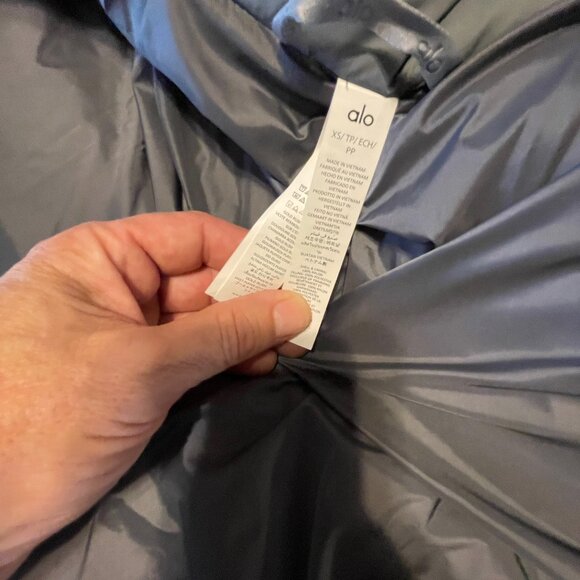 Alo Gold Rush Puffer NWOT - Picture 6 of 6